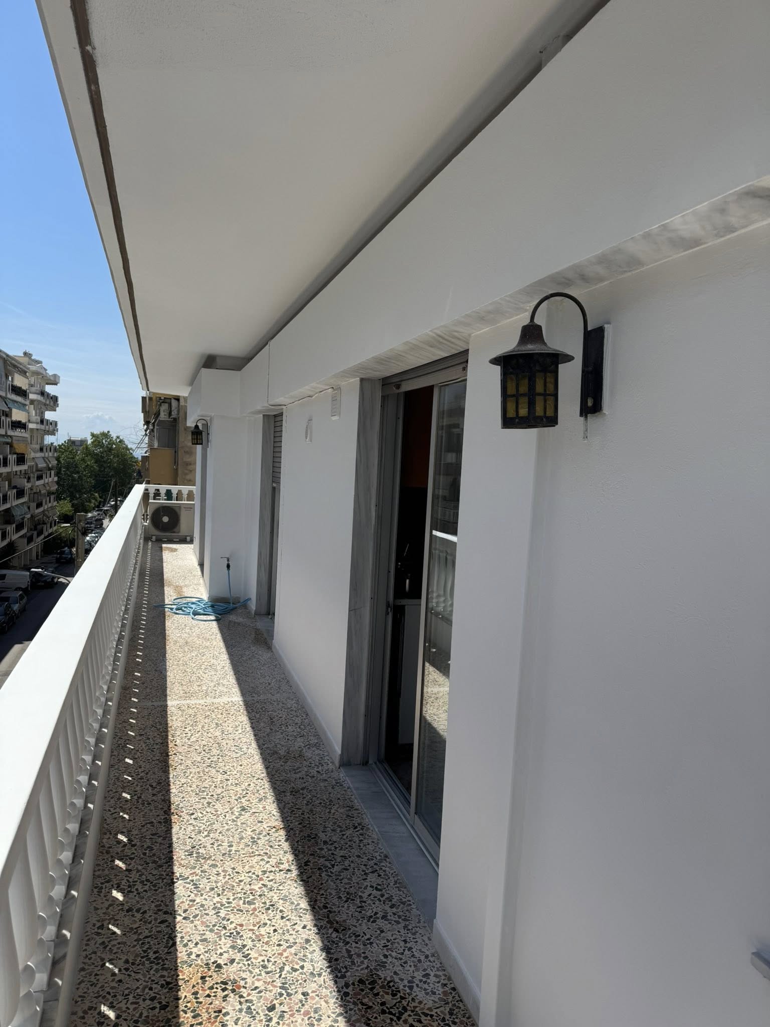 Επισκευή και βάψιμο κολωνακίων μπαλκονιού στη Θεσσαλονίκη από τη WallArté