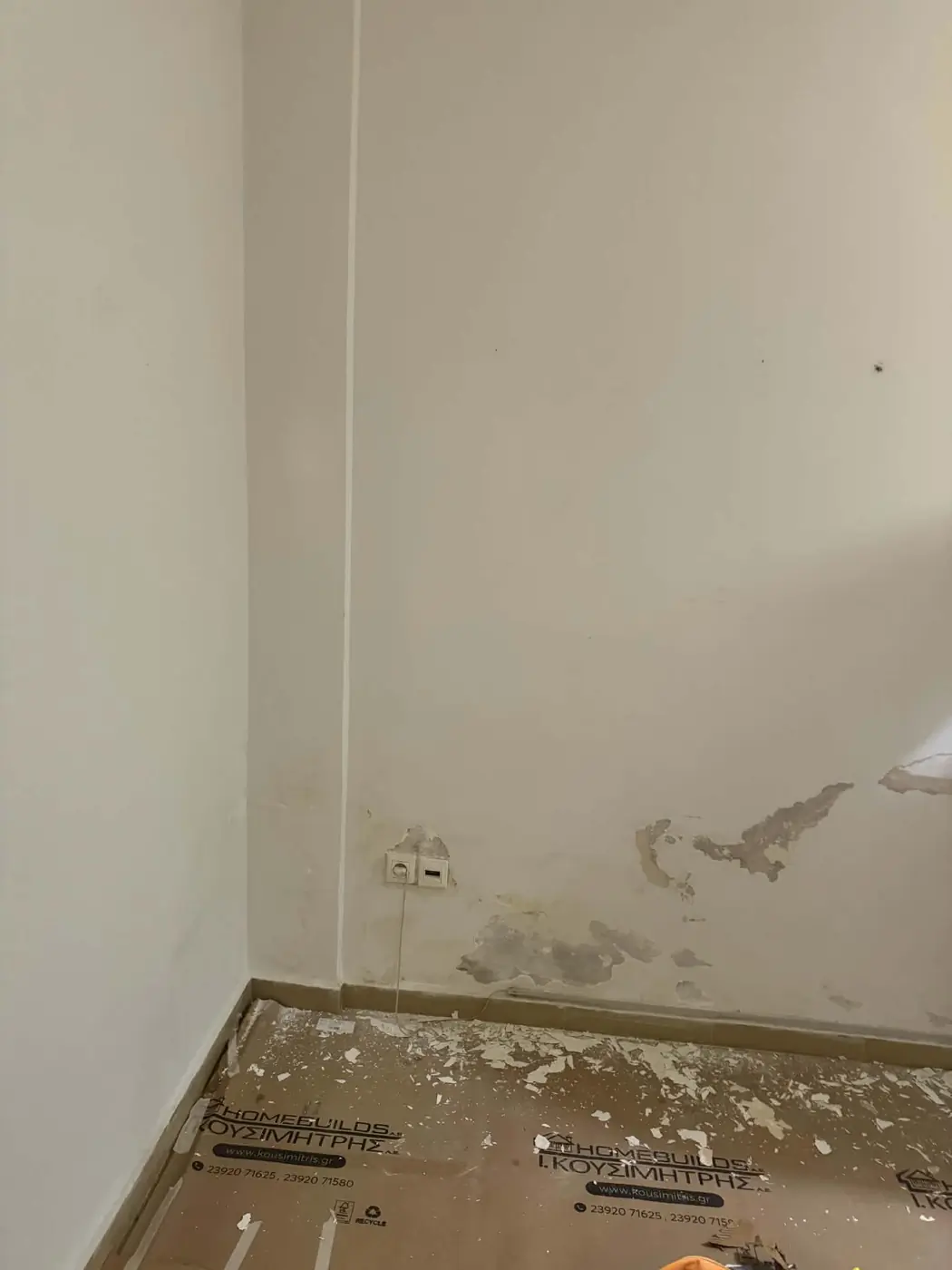 Αφαίρεση σαθρού σοβά από τοίχο με φθορά υγρασίας στην Επανομή
