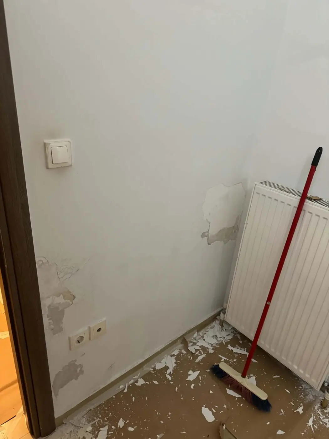 Αποκολλήσεις χρώματος σε τοίχο δίπλα σε καλοριφέρ στην Επανομή