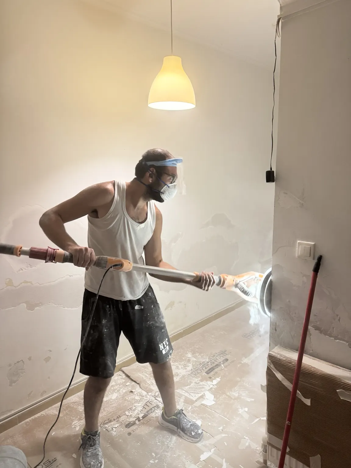 Επαγγελματικό τρίψιμο εσωτερικών τοίχων μετά το σπατουλάρισμα