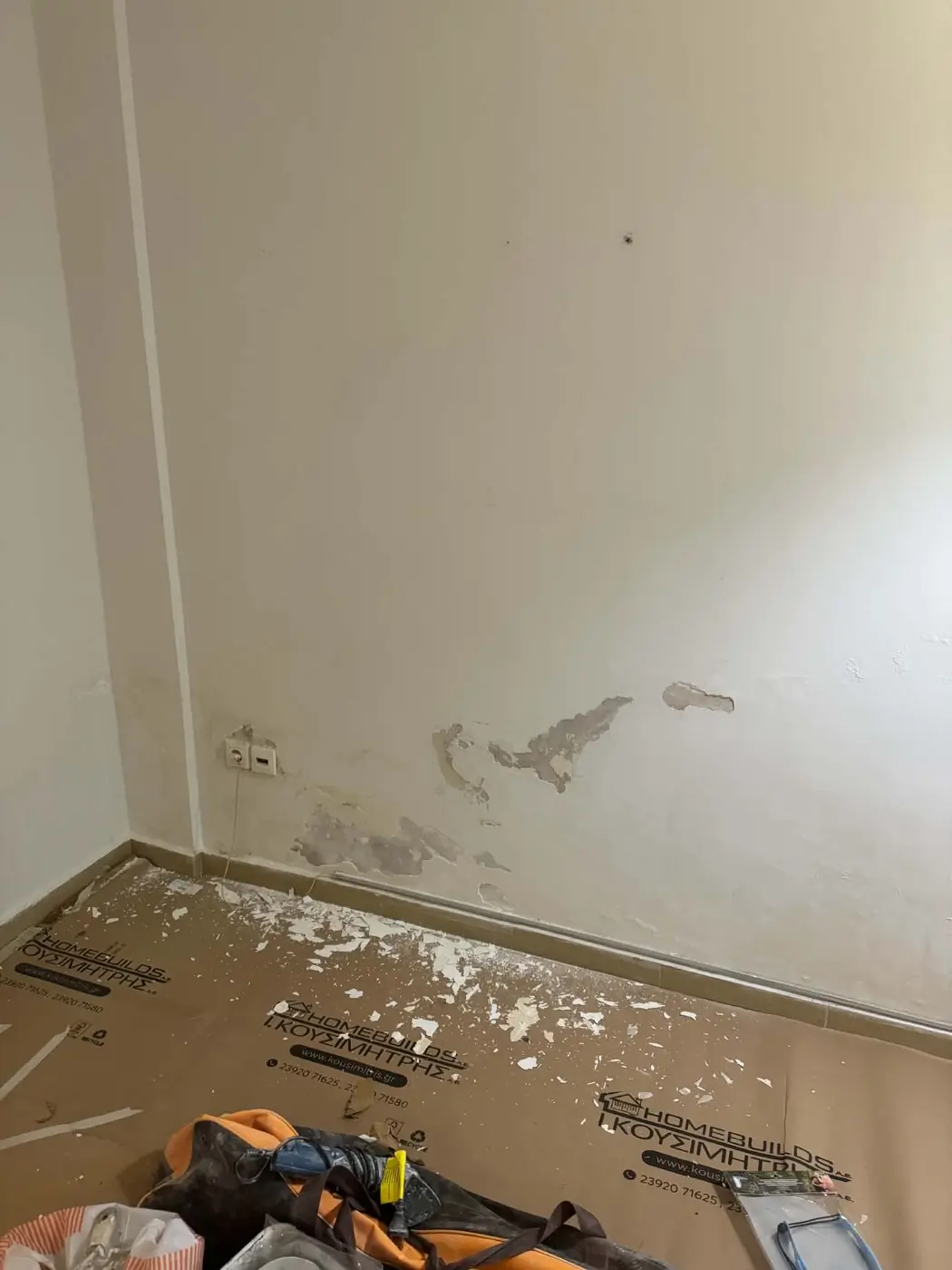 Φθαρμένος τοίχος μετά το ξύσιμο και πριν από το σπατουλάρισμα στην Επανομή
