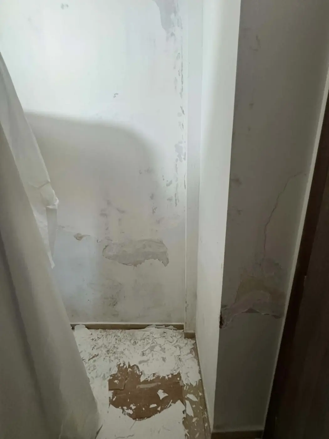 Φθορές υγρασίας χαμηλά σε εσωτερική γωνία κατοικίας στην Επανομή