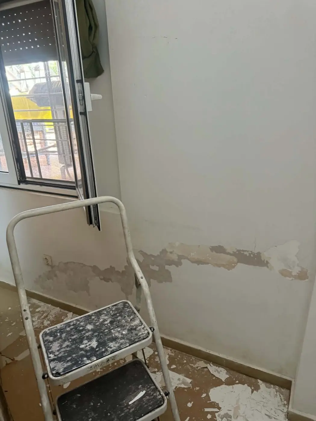 Προετοιμασία φθαρμένου τοίχου κάτω από παράθυρο στην Επανομή