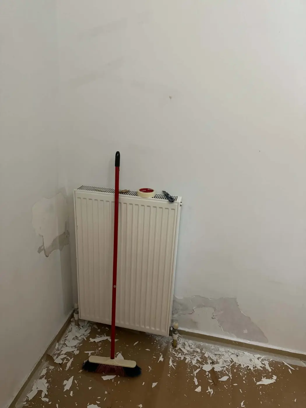 Προετοιμασία και επισκευή τοίχου πίσω από καλοριφέρ στην Επανομή