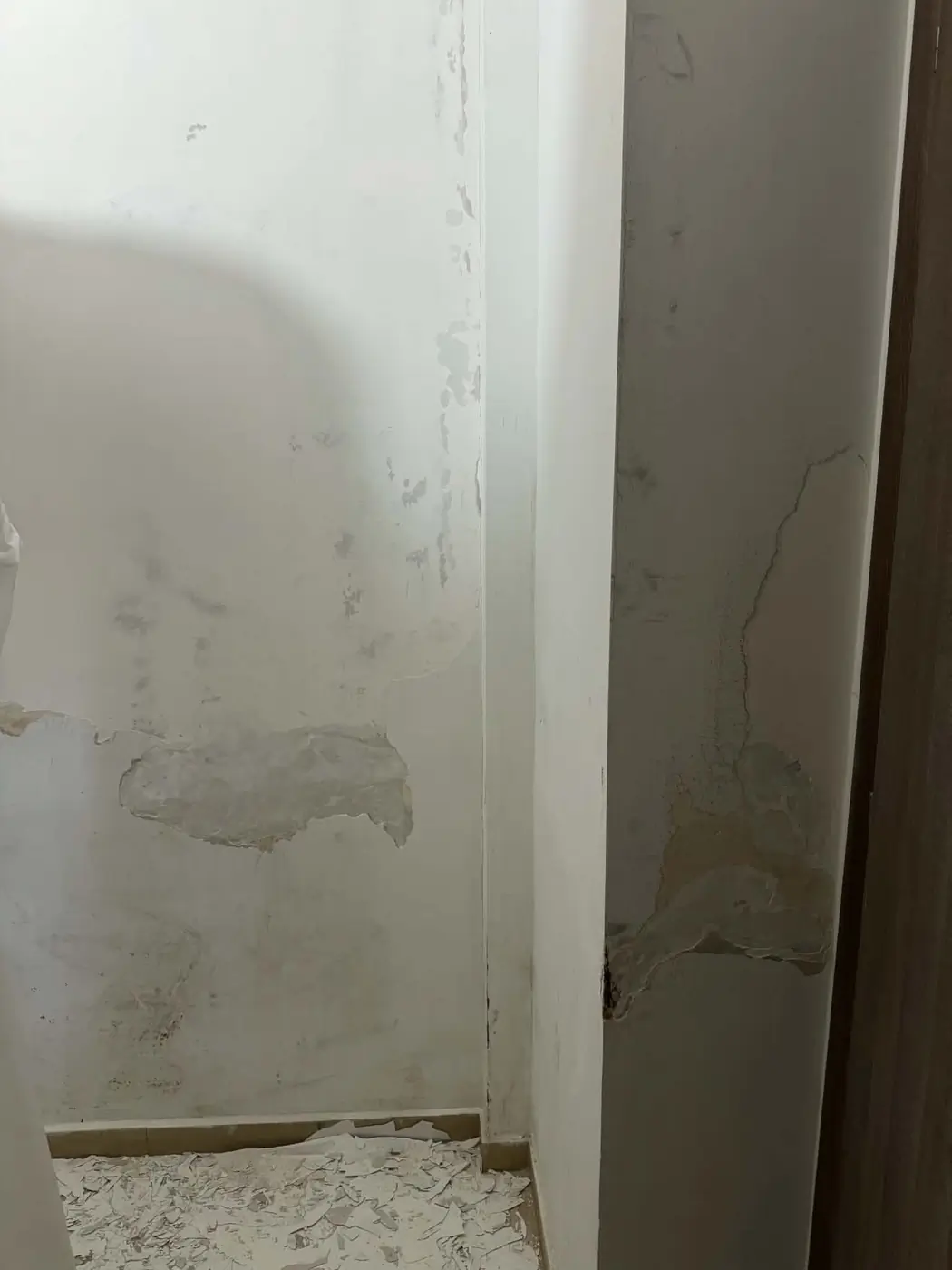 Ρωγμές και ξεφλούδισμα χρώματος σε κολόνα κατοικίας στην Επανομή