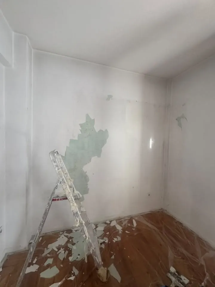 Προετοιμασία ξεφλουδισμένου τοίχου πριν από το βάψιμο στη Θεσσαλονίκη