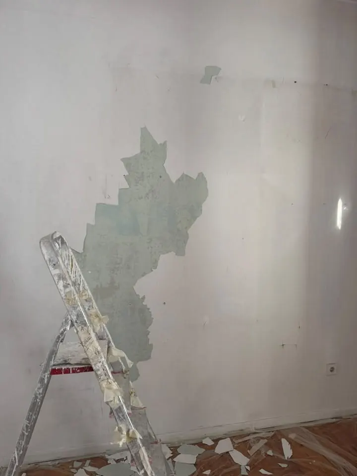 Ξεφλουδισμένος τοίχος πριν από την επισκευή στη Θεσσαλονίκη