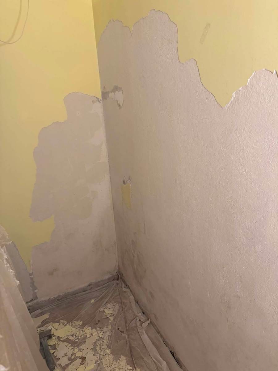 Τρίψιμο τοίχου πριν από το αστάρωμα στη Θεσσαλονίκη